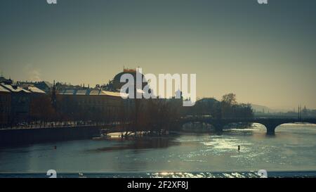 Narodni Divadlo Nationales Theater in Prag und helles Sonnenlicht Stockfoto