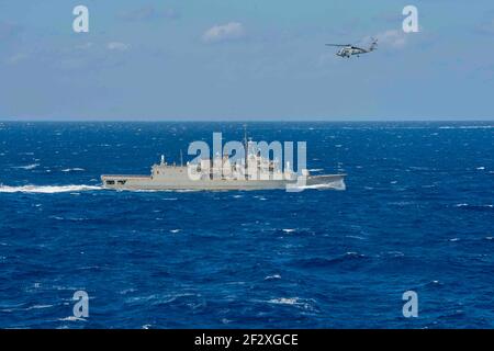 Die griechische Marine Hydra-Klasse Fregatte HS Psaraa durchreist das Mittelmeer in Formation mit der US Navy Nimitz-Klasse Flugzeugträger USS Dwight D. Eisenhower Carrier Strike Group 11. März 2021 im Mittelmeer. Stockfoto