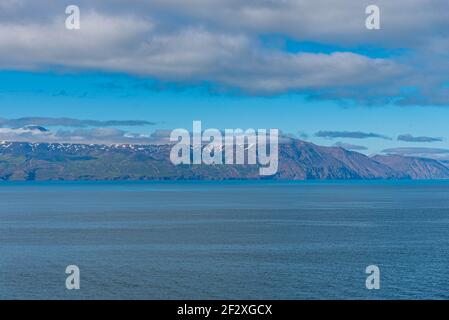 Vik-Gebirge mit Blick auf den atlantik auf Island bei Husavik Stockfoto
