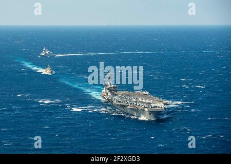 Die US Navy Nimitz-Klasse Flugzeugträger USS Dwight D. Eisenhower durchreist das Mittelmeer zusammen mit der italienischen Navy Carlo Bergamini-Klasse Fregatte Virginio Fasanon und Hellenic Navy Hydra-Klasse Fregatte Psaraa 11. März 2021 im Mittelmeer. Stockfoto