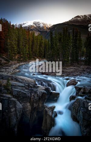Sunwapta Falls im Jasper National Park, Kanada während eines kalten späten Septembermorgens. Stockfoto