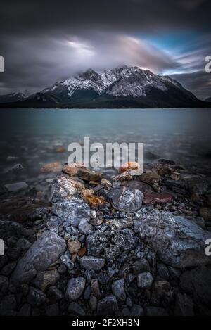 Moody nachmittags Wolken über Mt. Michener am Ufer des Lake Abraham in Alberta, Kanada. Stockfoto