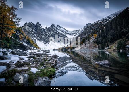 Bedecktem Herbstaufgang über dem Lake Agnes im Banff National Park. Stockfoto