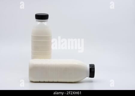 Zwei Flaschen Milch isoliert auf weißem Hintergrund. Stockfoto