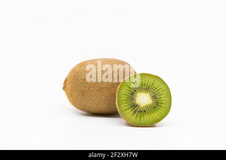 Kiwi-Früchte isoliert auf weißem Hintergrund, ganze Kiwi-Früchte und halbe Kiwi-Früchte isoliert Stockfoto