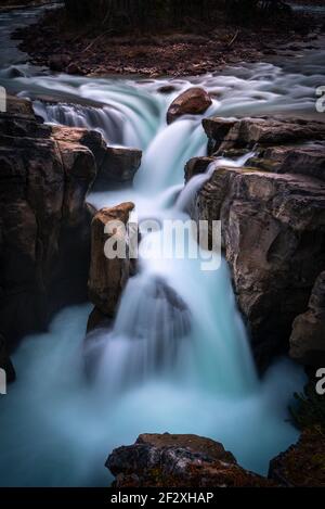 Sunwapta Falls im Jasper National Park, Kanada während eines kalten späten Septembermorgens. Stockfoto