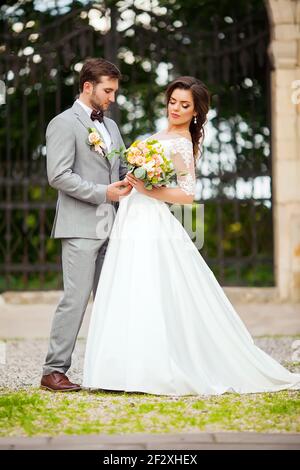 Die romantischen Bräute im Park Stockfoto