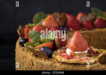 bisquit Kuchen mit Sahne Erdbeere und Zuckerpulver Stockfoto