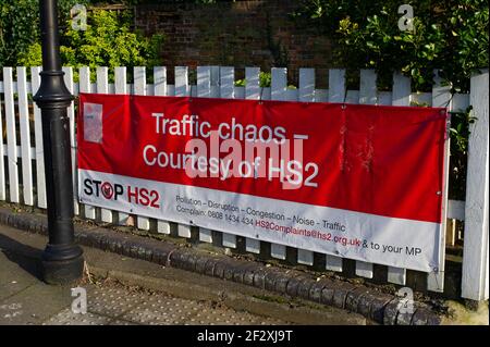 Harefield, Middlesex, Großbritannien. März 2021, 1st. Halten Sie HS2 Banner in Harefield. Derzeit wird an dem Bau des HS2 Colne Valley Viadukts für die umstrittene High Speed 2 Rail-Verbindung von London nach Birmingham gearbeitet. Eine riesige Fläche von Wald und Landschaft wurde von HS2 in der Nähe von Harefield zerstört und das Gebiet ist jetzt nicht mehr erkennbar. Die Straßen sind schmutzig durch die Bauarbeiten und die zahlreichen LKWs, die entlang der Straßen donnern. HS2 gefährdet 108 Urwälder, 693 Wildtiergebiete und 33 SSSIs. Quelle: Maureen McLean/Alamy Stockfoto