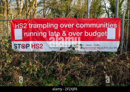 Harefield, Middlesex, Großbritannien. März 2021, 1st. Halten Sie HS2 Banner in Harefield. Derzeit wird an dem Bau des HS2 Colne Valley Viadukts für die umstrittene High Speed 2 Rail-Verbindung von London nach Birmingham gearbeitet. Eine riesige Fläche von Wald und Landschaft wurde von HS2 in der Nähe von Harefield zerstört und das Gebiet ist jetzt nicht mehr erkennbar. Die Straßen sind schmutzig durch die Bauarbeiten und die zahlreichen LKWs, die entlang der Straßen donnern. HS2 gefährdet 108 Urwälder, 693 Wildtiergebiete und 33 SSSIs. Quelle: Maureen McLean/Alamy Stockfoto