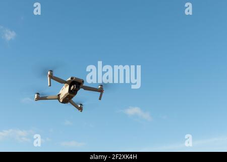Mavic Air 2 Drohne fliegt am blauen Himmel Stockfoto