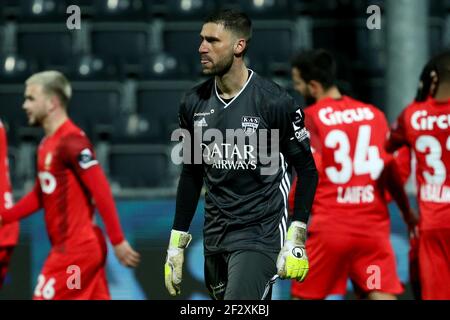 EUPEN, BELGIEN - 13. MÄRZ: Torwart Theo Defourny von KAS Eupen enttäuschte beim Croky Cup Spiel zwischen KAS Eupen und Standard Luik A Stockfoto