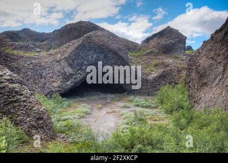 Sechseckige Basaltfelsen bildeten die Kirkja-Höhle bei Hljodaklettar auf Island Stockfoto