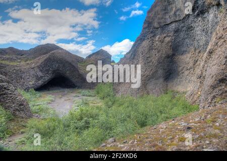 Sechseckige Basaltfelsen bildeten die Kirkja-Höhle bei Hljodaklettar auf Island Stockfoto