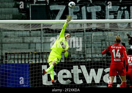 EUPEN, BELGIEN - 13. MÄRZ: Torwart Arnaud Bodar von Standard de Liege während des Croky Cup-Spiels zwischen KAS Eupen und Standard Luik in Keh Stockfoto