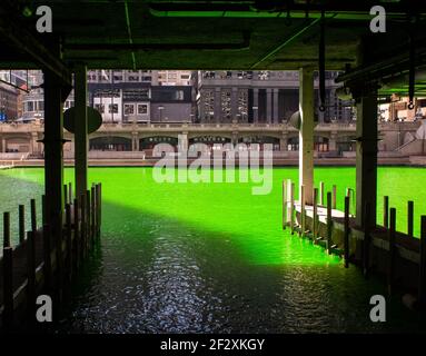 Chicago, IL, USA. März 2021, 13th. Der Chicago River vor dem Saint Patrick's Day, der jedes Jahr grün gefärbt wird, um das irisch-amerikanische Erbe der Stadt zu ehren. Kredit: Dominic Gwinn/ZUMA Wire/Alamy Live Nachrichten Stockfoto