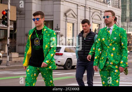 Chicago, IL, USA. März 2021, 13th. Junge Männer feiern den St. Patrick's Day in Chicago, indem sie den Chicago River in der Innenstadt besuchen. Kredit: Dominic Gwinn/ZUMA Wire/Alamy Live Nachrichten Stockfoto