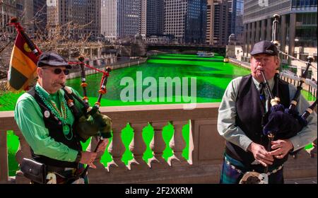 Chicago, IL, USA. März 2021, 13th. Johnny Ludwig und Chris Coomes spielen Dudelsäcke vor dem St. Patrick's Day entlang des Chicago River, der jedes Jahr grün gefärbt wird, um das irisch-amerikanische Erbe der Stadt zu ehren. Kredit: Dominic Gwinn/ZUMA Wire/Alamy Live Nachrichten Stockfoto