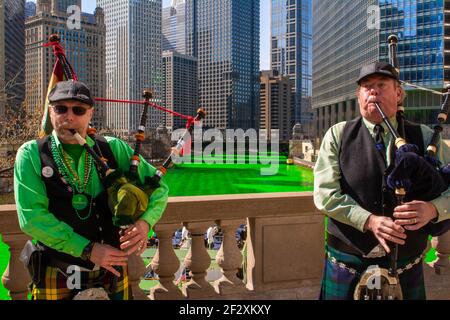 Chicago, IL, USA. März 2021, 13th. Johnny Ludwig und Chris Coomes spielen Dudelsäcke vor dem St. Patrick's Day entlang des Chicago River, der jedes Jahr grün gefärbt wird, um das irisch-amerikanische Erbe der Stadt zu ehren. Kredit: Dominic Gwinn/ZUMA Wire/Alamy Live Nachrichten Stockfoto