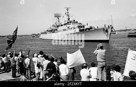 GLÜCKLICHE FAMILIEN ALS CREW VON HMS ANTRIM SIND WIEDER VEREINT MIT IHREN FAMILIEN AUF DEN SCHIFFEN ZURÜCK NACH PORTSMOUTH THE FALKLANDS 1982 PIC MIKE WALKER Stockfoto