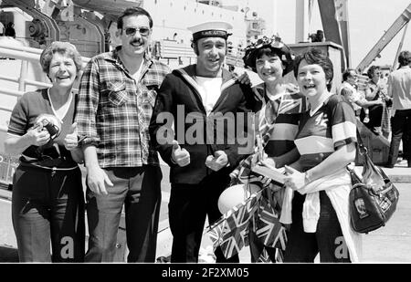 GLÜCKLICHE FAMILIEN ALS CREW VON HMS ANTRIM SIND WIEDER VEREINT MIT IHREN FAMILIEN AUF DEN SCHIFFEN ZURÜCK NACH PORTSMOUTH THE FALKLANDS 1982 PIC MIKE WALKER Stockfoto