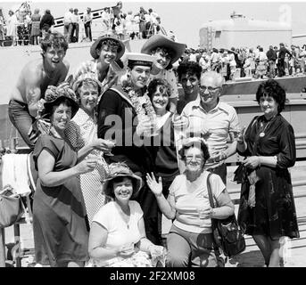 GLÜCKLICHE FAMILIEN ALS BESATZUNG DER HMS ANTRIM WERDEN MIT IHREN FAMILIEN AUF DEN SCHIFFEN WIEDER VEREINT RÜCKKEHR NACH PORTSMOUTH VON DER FALKLANDS 1982 PIC MIKE WALKER. Stockfoto