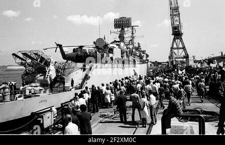 GLÜCKLICHE FAMILIEN ALS CREW VON HMS ANTRIM SIND WIEDER VEREINT MIT IHREN FAMILIEN AUF DEN SCHIFFEN ZURÜCK NACH PORTSMOUTH THE FALKLANDS 1982 PIC MIKE WALKER Stockfoto