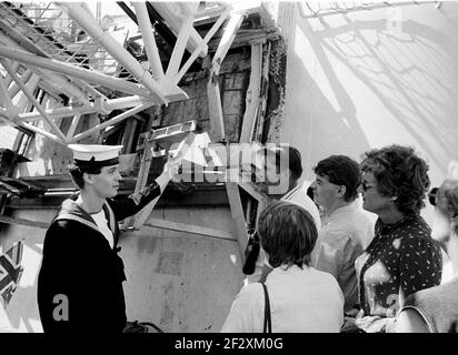 DA DIE BESATZUNG DER HMS ANTRIM AUF DEN VON DEN FALKLANDS 1982 NACH PORTSMOUTH ZURÜCKKEHRENDEN SCHIFFEN WIEDER MIT IHREN FAMILIEN VEREINT IST, WIRD IHNEN DER SCHADEN GEZEIGT, DEN DIE ARGIES DEM SCHIFF ZUGEFÜGT HAT. PIC MIKE WALKER Stockfoto