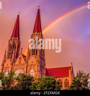 Regenbogen über der Kathedrale von Saint Helena in Helena, Montana Stockfoto