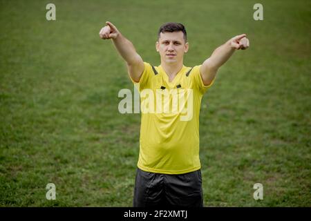 Schiedsrichter geht beobachten VAR oder Verletzung der Regeln. Konzept des Sports, Regelverletzung, abseits Stockfoto