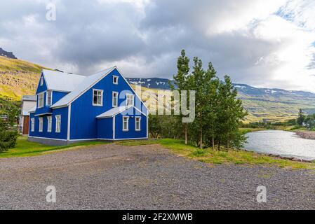 Traditionelle Holzhäuser in Seydisfjordur auf Island Stockfoto