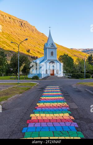 Blaue Kirche in Seydisfjordur auf Island Stockfoto