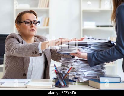 Die geschäftsfrau sehr beschäftigt mit laufenden Schreibarbeit Stockfoto