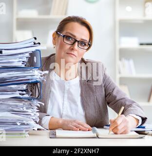 Die geschäftsfrau sehr beschäftigt mit laufenden Schreibarbeit Stockfoto