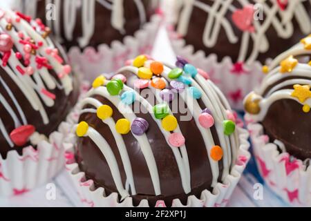 Kakaobomben sind schwarze Schokoladenschalen, die mit Kakaopulver gefüllt sind Und Marshmallows Stockfoto