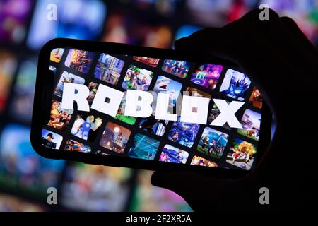 LONDON, UK - März 2021: Person mit einem Smartphone mit Roblox-Spiel-Logo Stockfoto