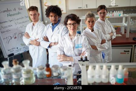 Team von jungen Labortechnikern im Labor Stockfoto