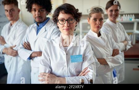 Team von jungen medizinischen Labortechnikern im Labor Stockfoto