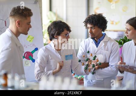 Medizinstudenten mit Chemievortrag im Labor Stockfoto