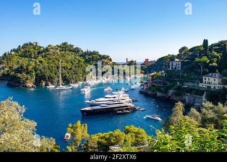 Große Luxusyachten im ligurischen Meer am Eingang der Bucht von Portofino. Portofino ist ein High-End-Ziel und Millionäre fahren hier aus ganz Europa Stockfoto