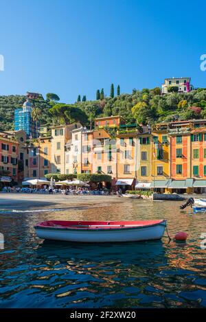 Portofino und Portofino Bucht vom zentralen Platz der Stadt aus gesehen. Portofino ist ein kleines und malerisches Fischerdorf, das für seine High-End-Geschäfte bekannt ist Stockfoto