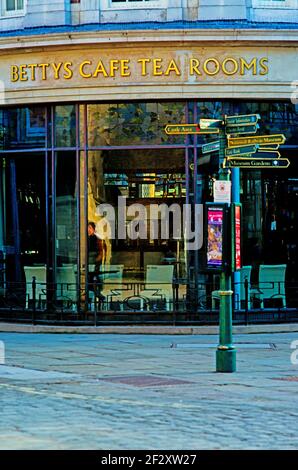 Bettys Cafe Tea Rooms in Lockdown, St Helens Square, York, England Stockfoto