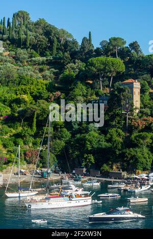 Große Luxusyachten im ligurischen Meer am Eingang der Bucht von Portofino. Portofino ist ein High-End-Ziel und Millionäre fahren hier aus ganz Europa Stockfoto