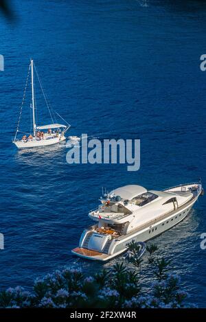 Eine Luxusyacht und ein Segelboot segeln in der Gewässer des ligurischen Meeres in der Nähe von Portofino Stockfoto