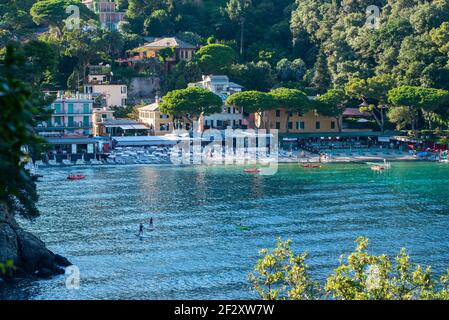 Paraggi Bucht ist eine berühmte kleine Bucht mit kristallklarem Wasser in der Nähe von Portofino, im östlichen Teil von Ligurien, Italien. Der ausgestattete Strand ist teuer Stockfoto