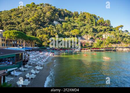 Paraggi Bucht ist eine berühmte kleine Bucht mit kristallklarem Wasser in der Nähe von Portofino, im östlichen Teil von Ligurien, Italien. Der ausgestattete Strand ist teuer Stockfoto