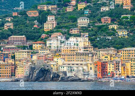 Die Stadt Camogli vom Meer aus gesehen. Camogli ist eine kleine Stadt im östlichen Ligurien, Italien, voll von typisch ligurischen farbigen vertikalen und schmalen Häusern Stockfoto