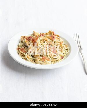 Nahaufnahme eines Tellers mit Spaghetti mit Artischocken aus der Sicht Oben Stockfoto