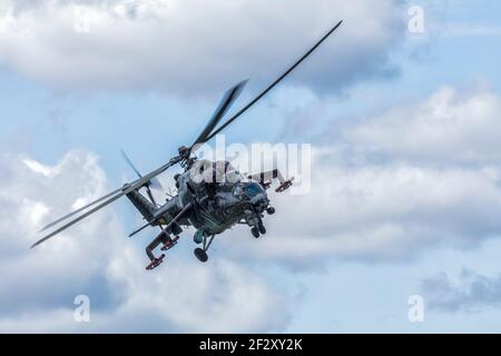 Tschechische Luftwaffe Hubschrauber im Flug in den Himmel Stockfoto