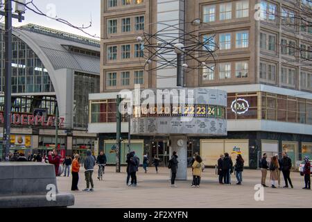 Berlin Weltzeituhr Landschaft am Alexanderplatz Mitte Berlin Stockfoto